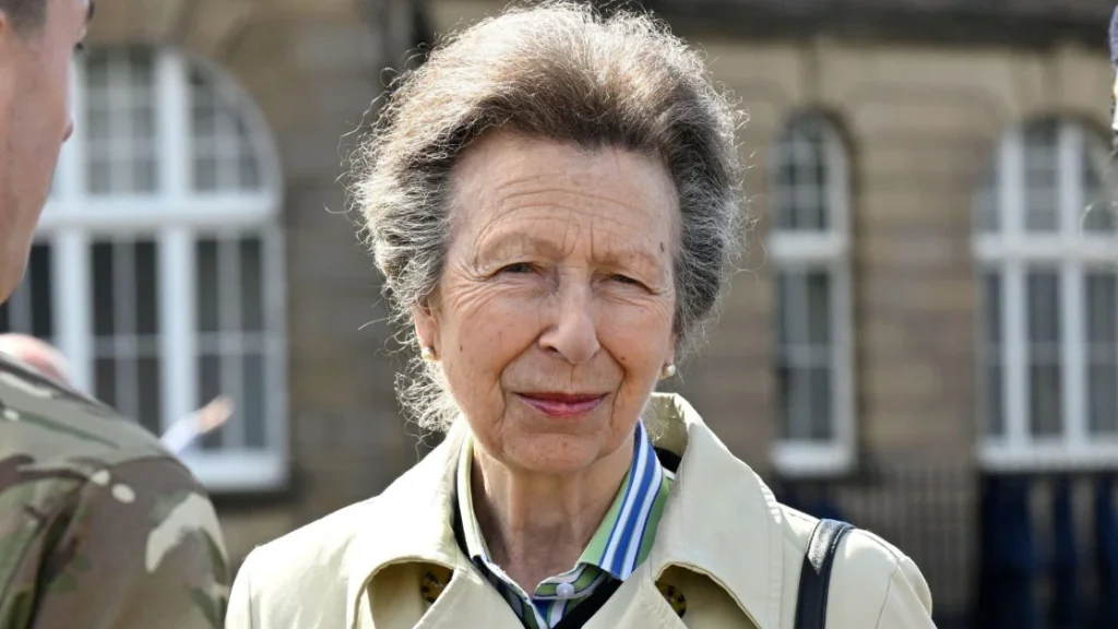 Arriva l’autunno: il trench corto di Princess Anne è il must-have da abbinare ai jeans.