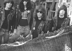 I Ramones salgono sul palco del CBGB: nel 1974 nasce il mito del punk rock americano