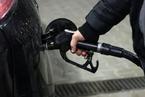 Carburanti alle stelle: diesel supera 2,2€/l in autostrada, Schlein chiede tassa extraprofitti
