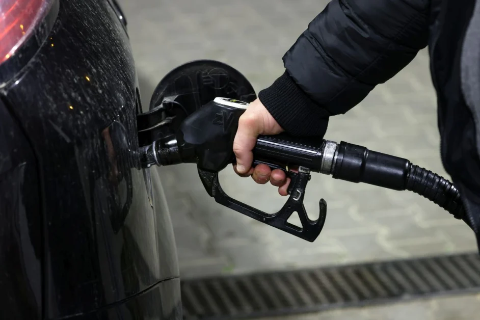 Carburanti alle stelle: diesel supera 2,2€/l in autostrada, Schlein chiede tassa extraprofitti