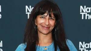 Scopri il vestito midi in denim di Ranvir Singh: l’outfit perfetto per la transizione stagionale.