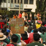 Singapore investe miliardi per adattarsi al cambiamento climatico, ma la deforestazione persiste. 
Adattamenti climatici a Singapore: investimenti contro deforestazione.
