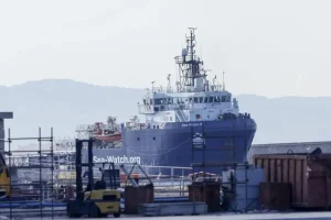 Immigrazione, fermo di 45 giorni per la Sea-Watch 5. Piantedosi: “Non rispettati gli obblighi di legge”. L’Ong: “Non collaboriamo con criminali e trafficanti”