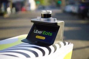 Uber vende la sua partecipazione nella robotica Serve, sorprende il mercato.