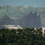 Registrazione della foresta pluviale prima che la nuova capitale dell’Indonesia la trasformi. Titolo: “Registrazione della foresta prima del cambiamento di capitale”