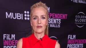Il vestito rosso di Gillian Anderson: un classico intramontabile e sempre elegante.