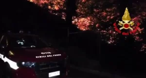 Fiamme sul monte Goi nel Comasco, evacuate alcune famiglie