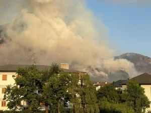 Incendi in Friuli Venezia Giulia, Fedriga “Raccomandazioni sanitarie per 17 comuni”