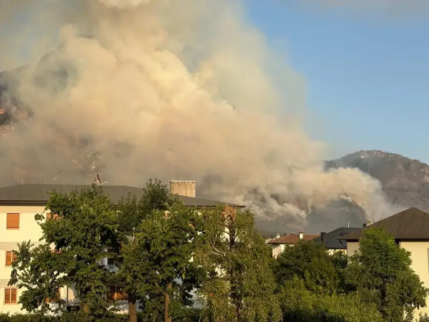 Incendi in Friuli Venezia Giulia, Fedriga “Raccomandazioni sanitarie per 17 comuni”