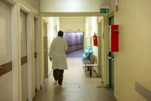 Indagati i genitori della bimba morta a Palermo, il cuginetto positivo alla difterite