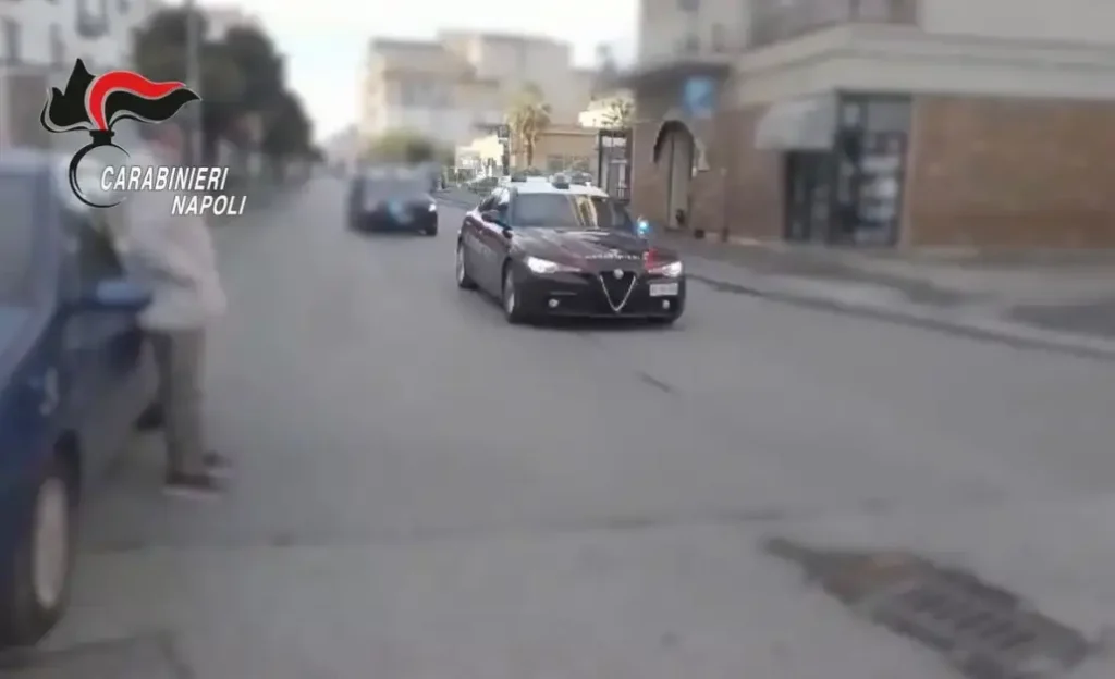 Rocambolesco inseguimento dopo un furto, due giovani arrestati a Napoli