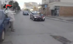 Rocambolesco inseguimento dopo un furto, due giovani arrestati a Napoli