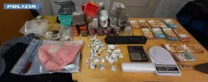 Rapina in sala bingo a Roma, arrestato un 54enne che nascondeva in casa 13kg di droga / Video