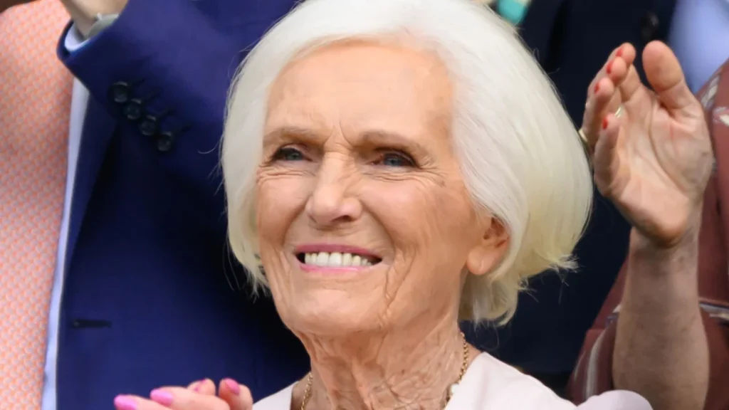 Mary Berry rivela il segreto per un look elegante: strati intelligenti per ogni stagione.