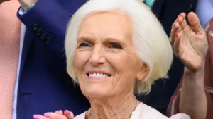 Mary Berry rivela il segreto per un look elegante: strati intelligenti per ogni stagione.