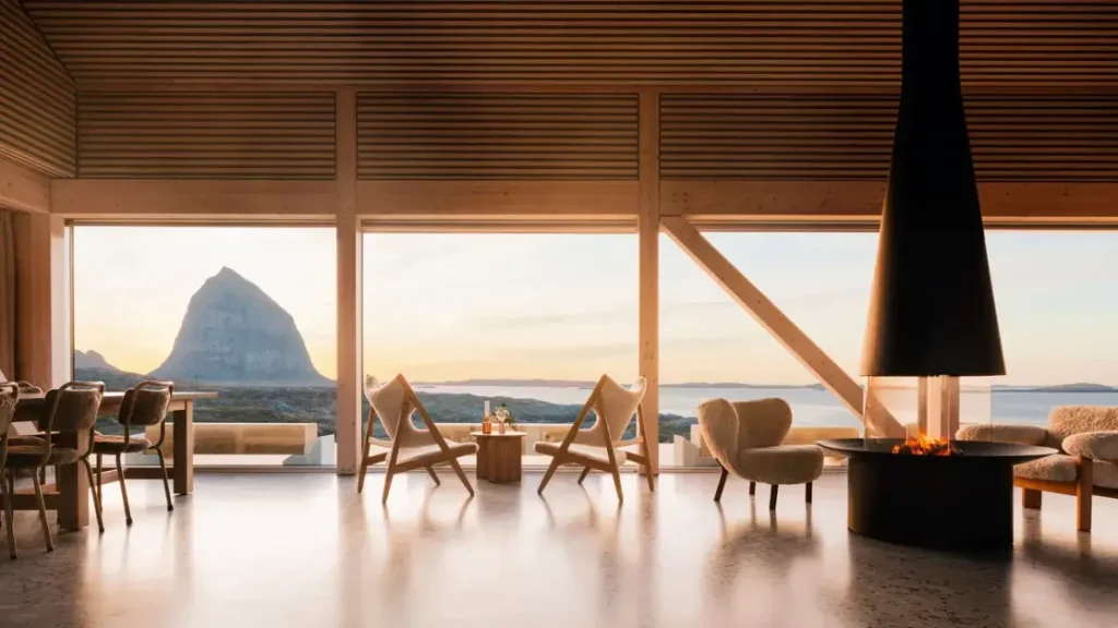 Scopri l’isola remota della Norvegia: suite monastiche, foreste di alghe e sole di mezzanotte.