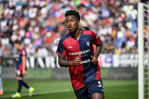 Il calciatore del Cagliari Yael Trepy rischia di annegare in piscina, è ricoverato in terapia intensiva