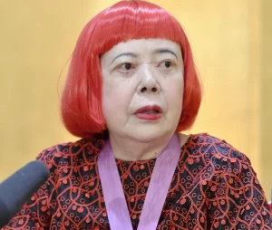 Addio a Yayoi Kusama, icona giapponese dei pois, morta a 97 anni