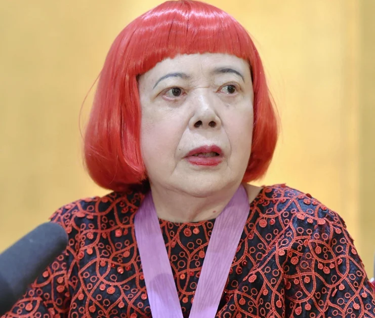 Addio a Yayoi Kusama, icona giapponese dei pois, morta a 97 anni