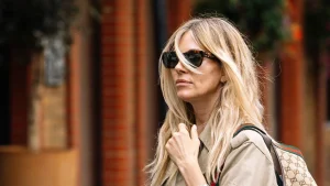 Autumn Outfit Inspiration: Sienna Miller’s Effortless Chic Shirt and Jeans with Stylish Accessories.