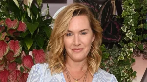 Kate Winslet sfoggia un elegante midi blu: tre dettagli che valorizzano ogni silhouette.