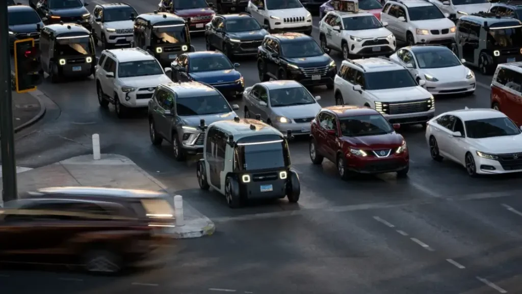 Zoox avvia il servizio di robotaxi a pagamento a Las Vegas.