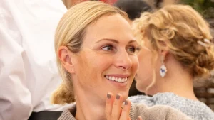 L’autunno con Zara Tindall: jumper latte, skinny jeans e giacca encerata per un look perfetto.