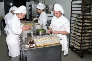 Ex professore dell’alberghiero avvia ristoranti all’estero, dando lavoro ai suoi studenti.