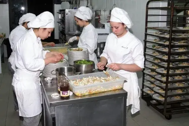 Ex professore dell’alberghiero avvia ristoranti all’estero, dando lavoro ai suoi studenti.