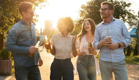 Amicizie adulte: perché è sempre più difficile coltivarle e come mantenerle vive