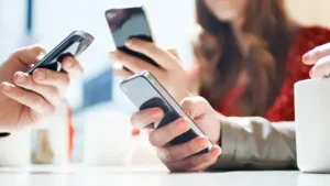 Giovani dipendenti dai cellulari: la mancanza di contatto visivo compromette il pensiero critico. ALLARME!