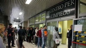 Italiani longevi ma con carriera difficile: 33 anni di lavoro, donne svantaggiate, servono più apprendistati.