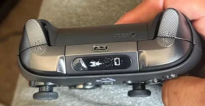 Fuga del prototipo pad Xbox Elite 3 con piccolo schermo integrato