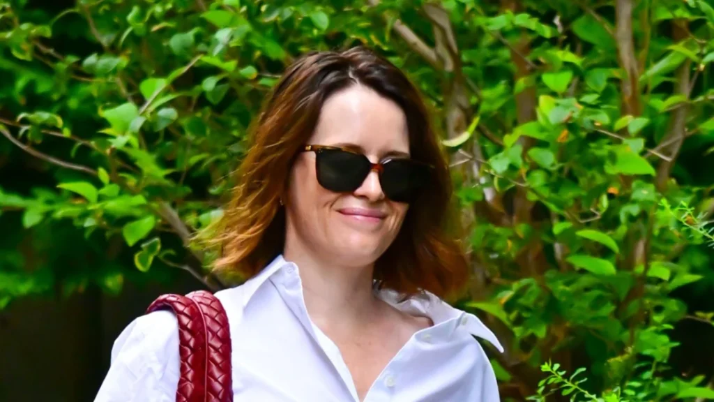 Claire Foy dimostra come una borsa elevi il look di jeans e flip-flops.