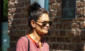 Katie Holmes’s chic wide-leg jeans, striped top and trainers outfit for unpredictable weather.