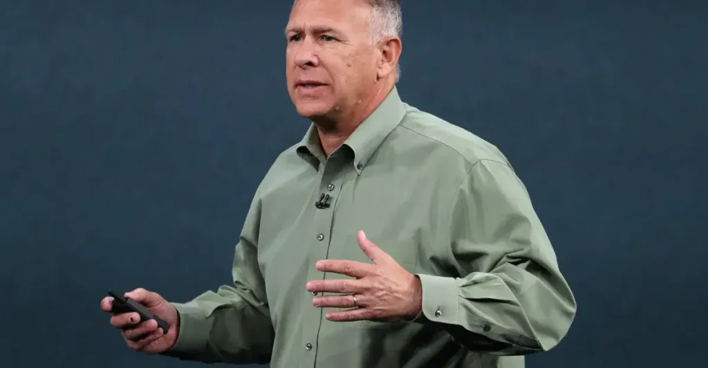 Phil Schiller lascia ruoli chiave in Apple: un addio che segna una nuova era tecnologica.