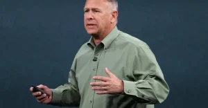 Phil Schiller lascia ruoli chiave in Apple: un addio che segna una nuova era tecnologica.