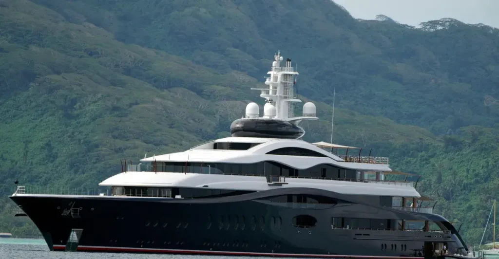 Yacht di Zuckerberg vicino, ma un altro ha soccorso una barca in difficoltà.