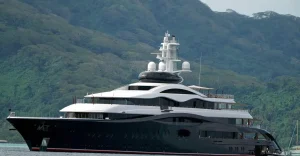 Yacht di Zuckerberg vicino, ma un altro ha soccorso una barca in difficoltà.