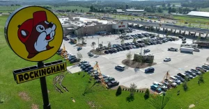 Buc-ee’s sfida John Oliver e fa causa a un’altra piccola azienda.