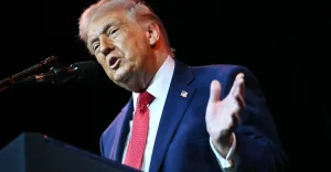 Trump accusa Tim Walz per attacchi informatici, ma potrebbero essere opera dell’Iran.