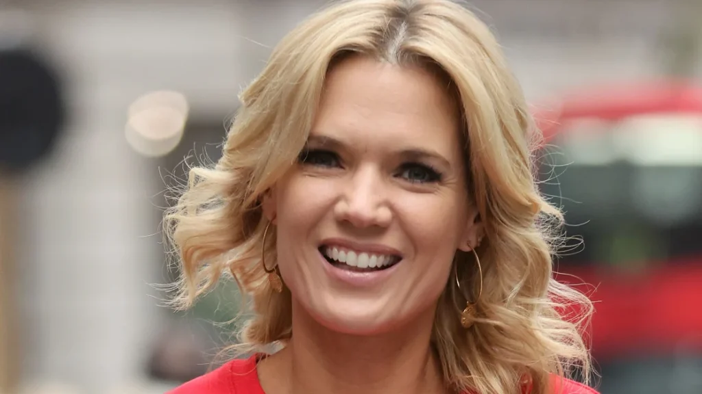 Charlotte Hawkins: abito estivo elegante che unisce stile e copertura per le braccia superiore.