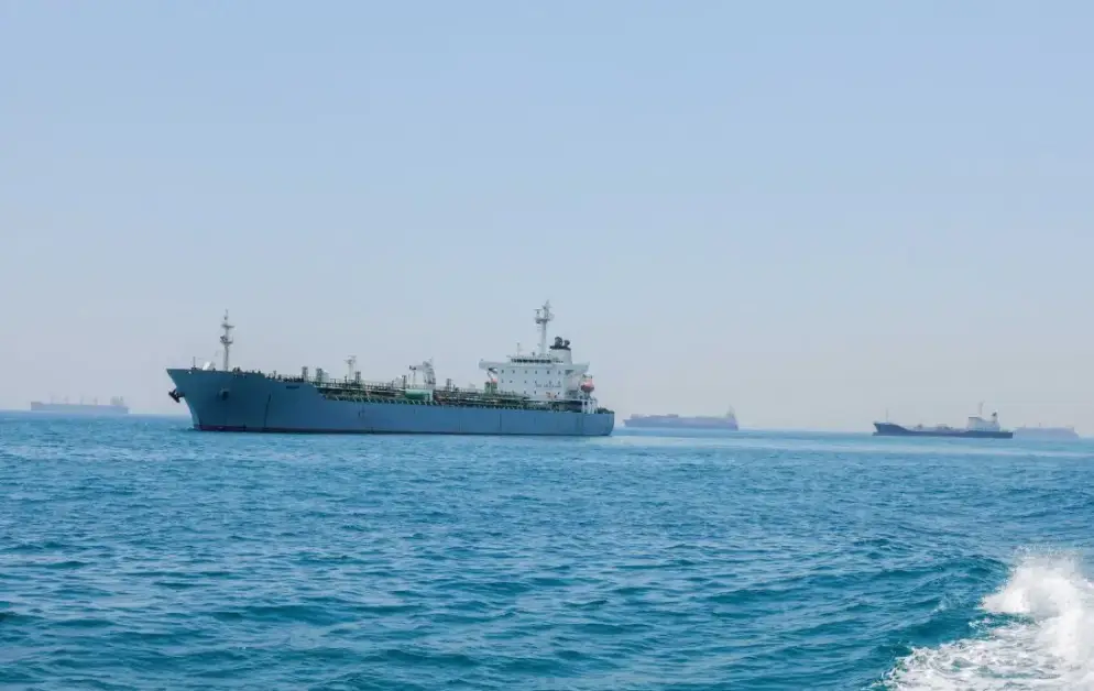Iran, Araqchi “Un accordo con l’Oman su Hormuz è vicino”. Nave colpita da un proiettile nello Stretto