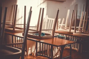 Genitori volontari ridipingono aule e corridoi della scuola in vista del rientro: trasformazione colorata.