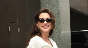 Anne Hathaway incanta con cardigan bianco e pantaloni svasati: la perfezione dello stile crochet.