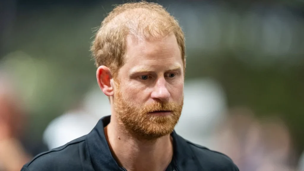 Il Principe Harry non è più un royal attivo e deve smettere di comportarsi da tale.