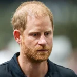 Il Principe Harry non è più un royal attivo e deve smettere di comportarsi da tale.