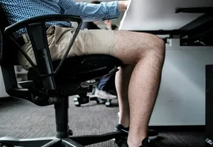 Estate sempre più calda, in ufficio cambiano le regole del look: i pantaloni corti conquistano anche il lavoro