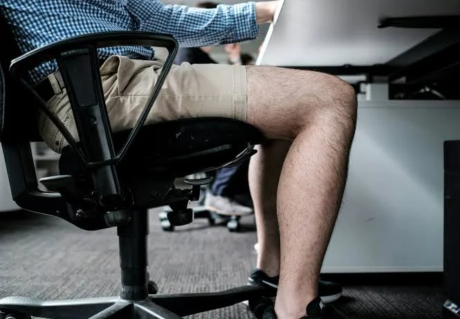 Estate sempre più calda, in ufficio cambiano le regole del look: i pantaloni corti conquistano anche il lavoro