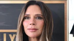 Victoria Beckham: l’outfit da vacanza perfetto con solo due pezzi essenziali e raffinati.